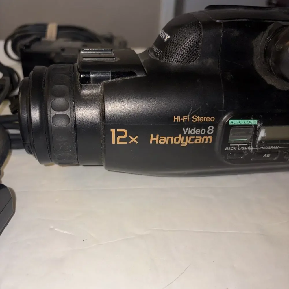 Sony CCD-FX630 Video8 HandyCam Camcorder Video Camera Untested Powers On Acc Inc